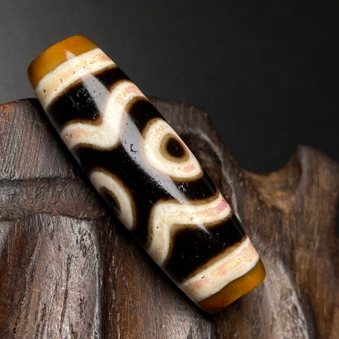 A Exquisite Three-eye Dzi bead: A Exquisite Three-eye Dzi bead,Qing Dynasty, China,Size:1.5inx0.5in,Weight:7.7g 三眼天珠,中国清代