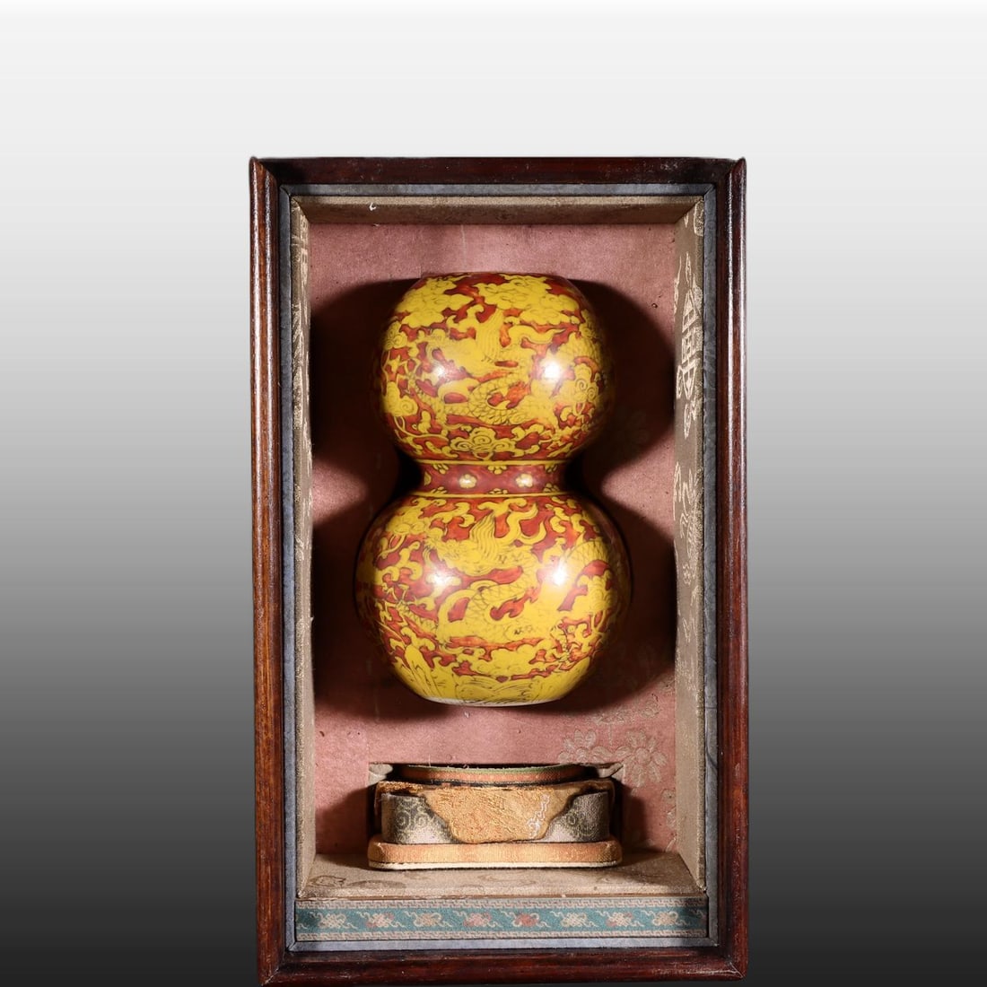 A Exquisite Red and Green Colored Dragon Pattern Gourd Vase (1 of 9)