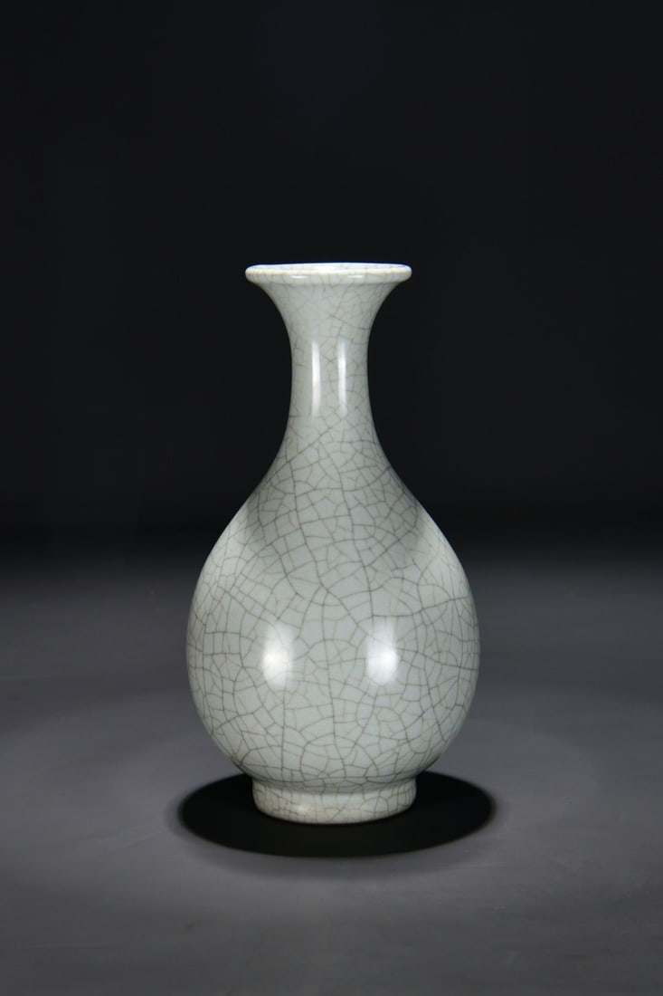 A Exquisite Guan yao Blue White Glazed Vase: A Exquisite Guan yao Blue White Glazed Vase,Song Dynasty, China,Size:9.4inx4.7in 官窑青白釉瓶,中国宋代