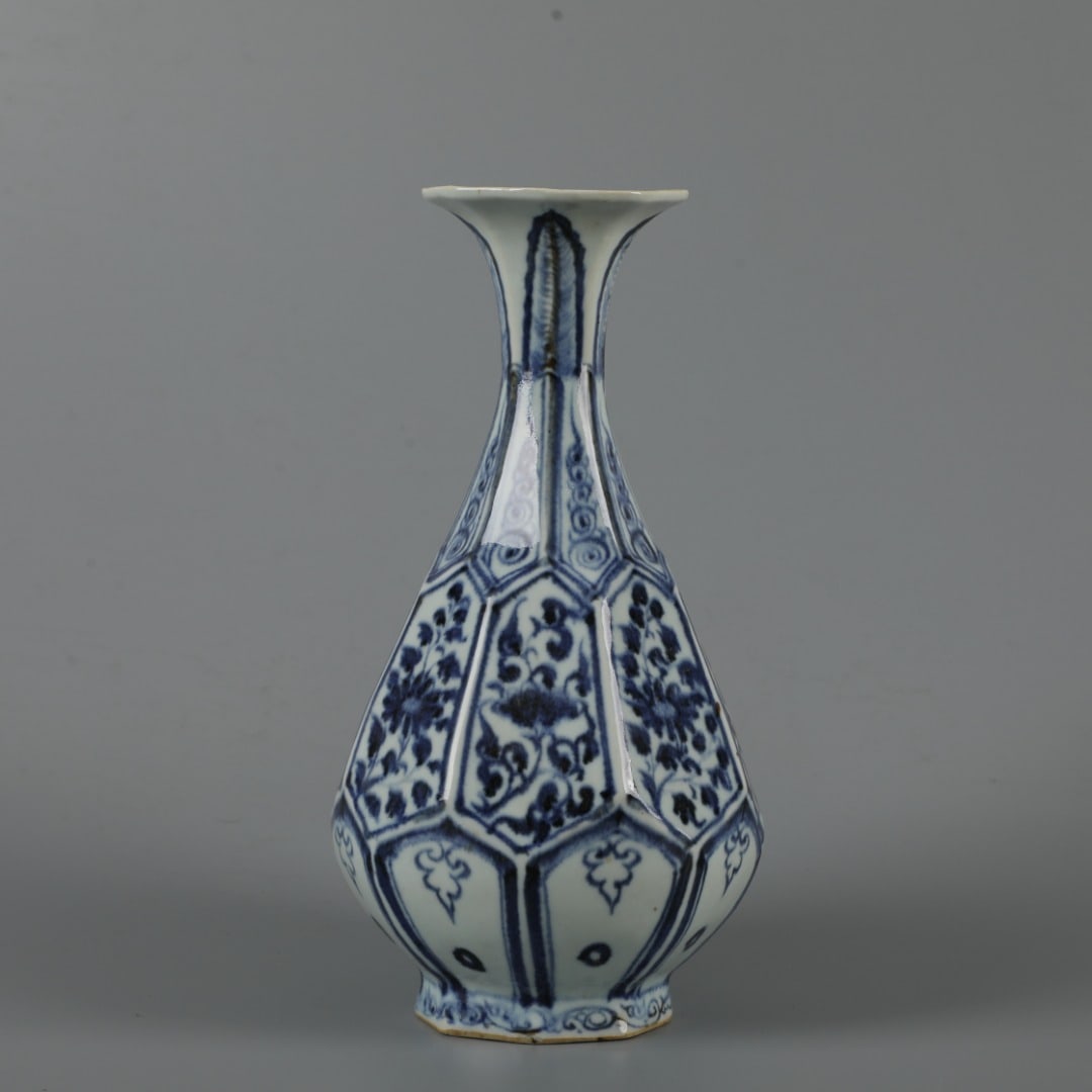 A Exquisite Blue and White Flower Pattern Vase: A Exquisite Blue and White Flower Pattern Vase,Qing Dynasty, China,Size:10.8inx5.3in 青花花卉纹瓶,中国清代