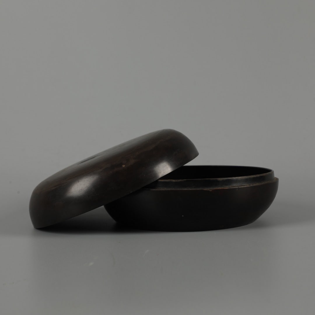 A Exquisite Black Lacquer Round Box - 5