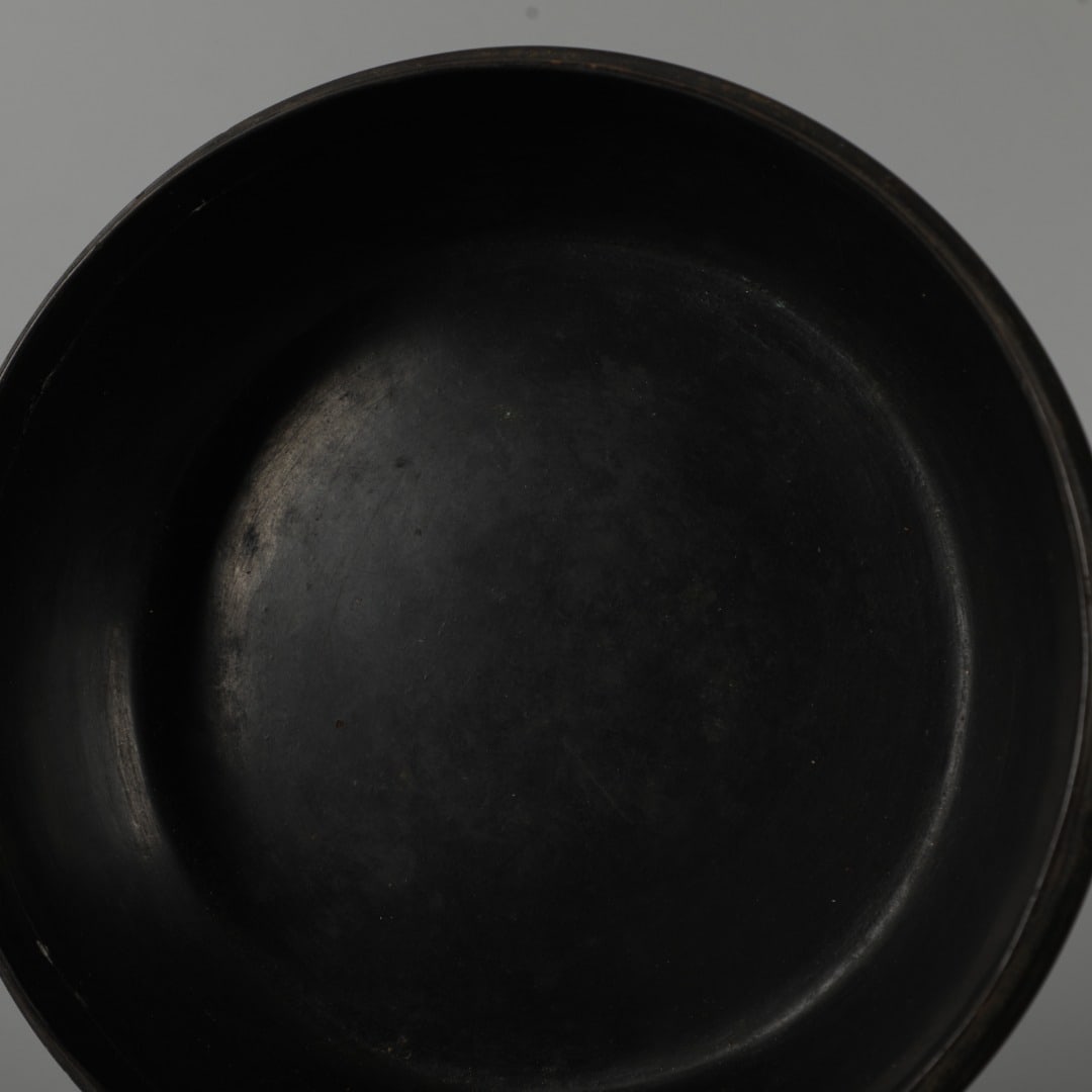A Exquisite Black Lacquer Round Box - 8