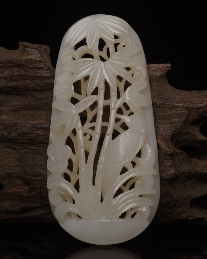 A Exquisite Hotan Jade Carved Bird Ornament: A Exquisite Hotan Jade Carved Bird Ornament,Ming Dynasty, China,Size:3.9inx2inx0.4in,Weight:63g 和田玉雕刻鸟摆件,中国明代