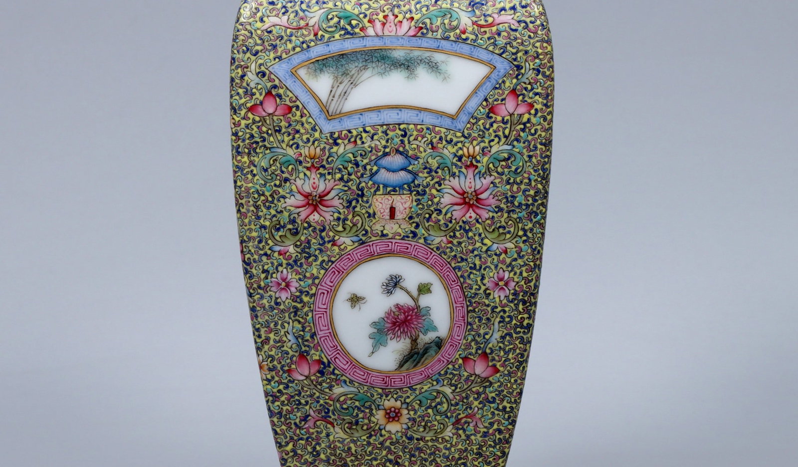 A Exquisite Enamel Figures Pattern Vase - 6