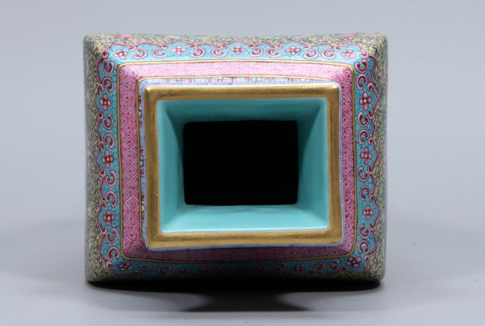 A Exquisite Enamel Figures Pattern Vase - 7