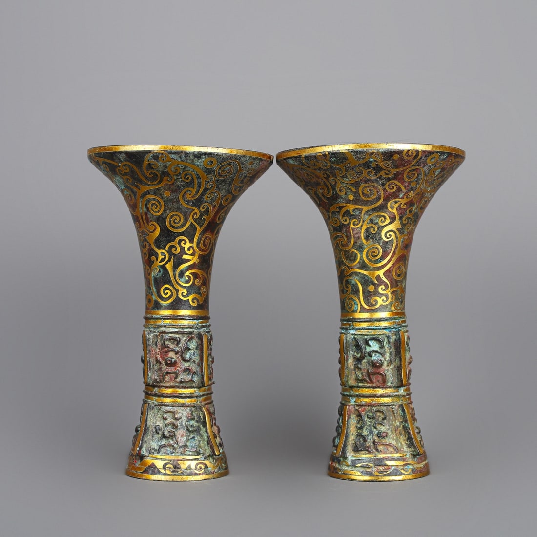 A pair of Exquisite Gold-inlaid Bronze Vase: A pair of Exquisite Gold-inlaid Bronze Vase,Han Dynasty, China,单个Size:3.7inx3.7inx6.5in,总Weight:1030g 一对青铜错金瓶,中国