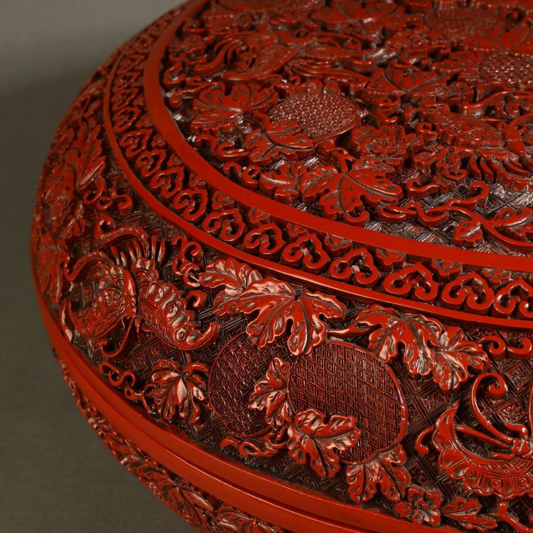 A Exquisite Carved Red Lacquer Flower Pattern Box - 2