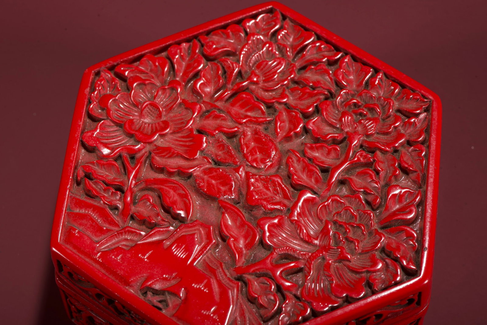 A Exquisite Carved Red Lacquer Flower Pattern Box - 3