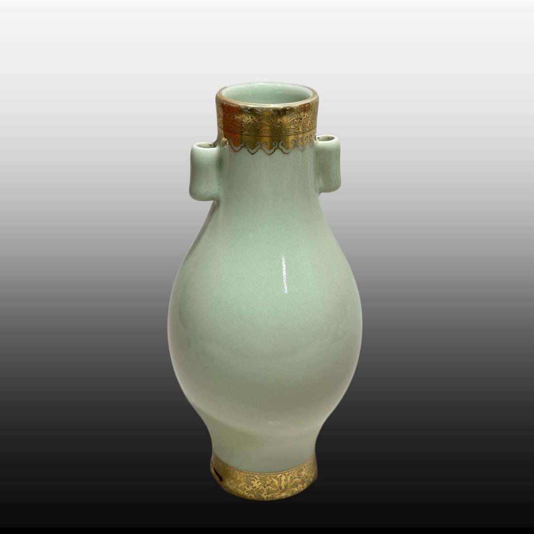 A Exquisite Pea-Green Glaze Painted Gold Flower Pattern Vase: A Exquisite Pea-Green Glaze Painted Gold Flower Pattern Vase,Qing Dynasty, China,Qianlong Six-character Mark,Size:7.8inx1.8inx3.9inx2.1in 豆青釉描金花卉ಬ