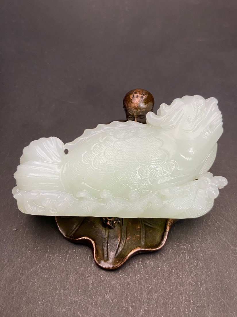 A Exquisite Hotan Jade Fish Handheld Carving: A Exquisite Hotan Jade Fish Handheld Carving,Ming Dynasty, China,Size:3.5inx2inx0.8in ,Weight:128g 和田玉鱼手把件,中国明代