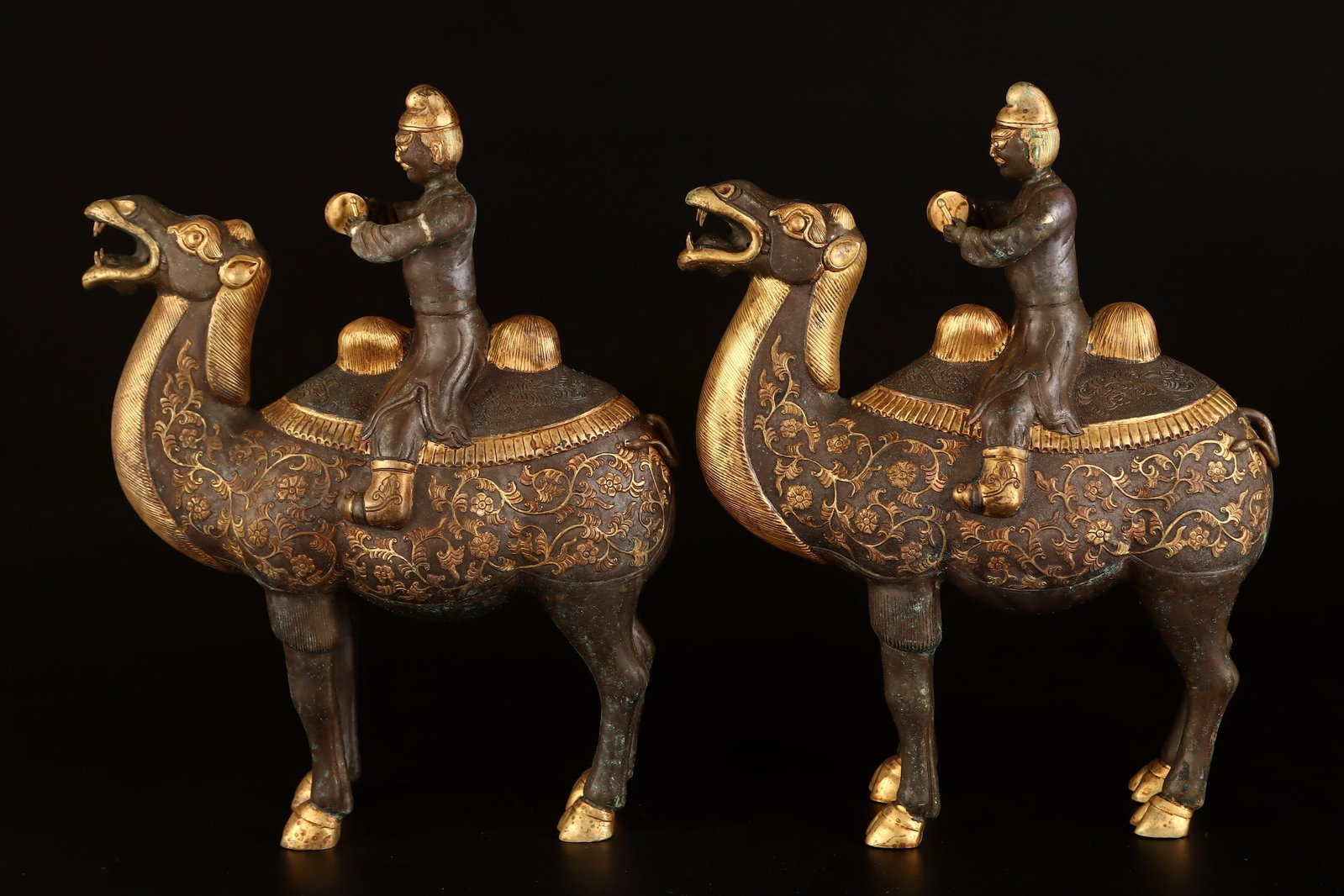 A pair of Exquisite Gilt Bronze Camel: A pair of Exquisite Gilt Bronze Camel,Tang Dynasty, China,Size:14.6inx11.4in,Weight:4544g 一对铜鎏金骆驼,中国唐代