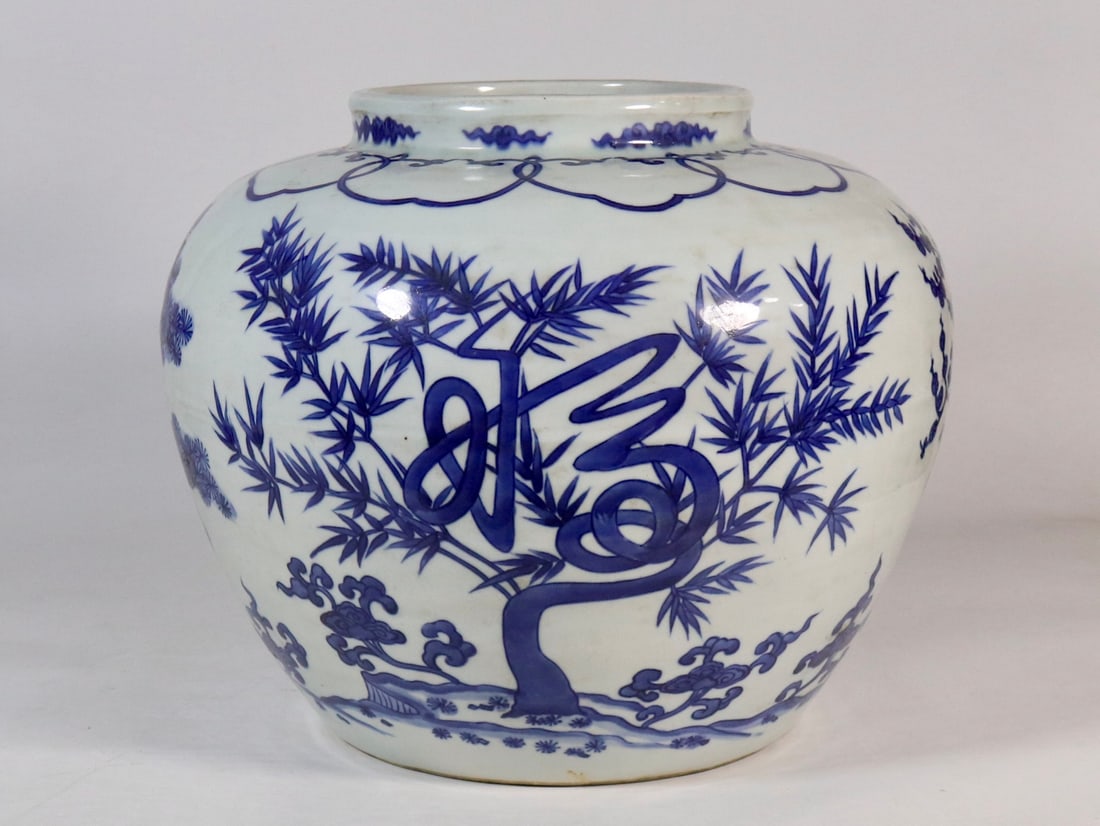 A Exquisite Blue and White Pine Pattern Jar - 2