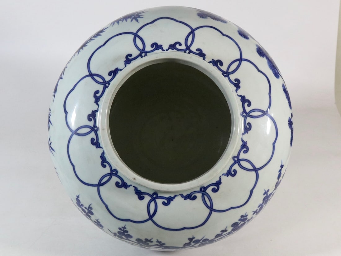 A Exquisite Blue and White Pine Pattern Jar - 4