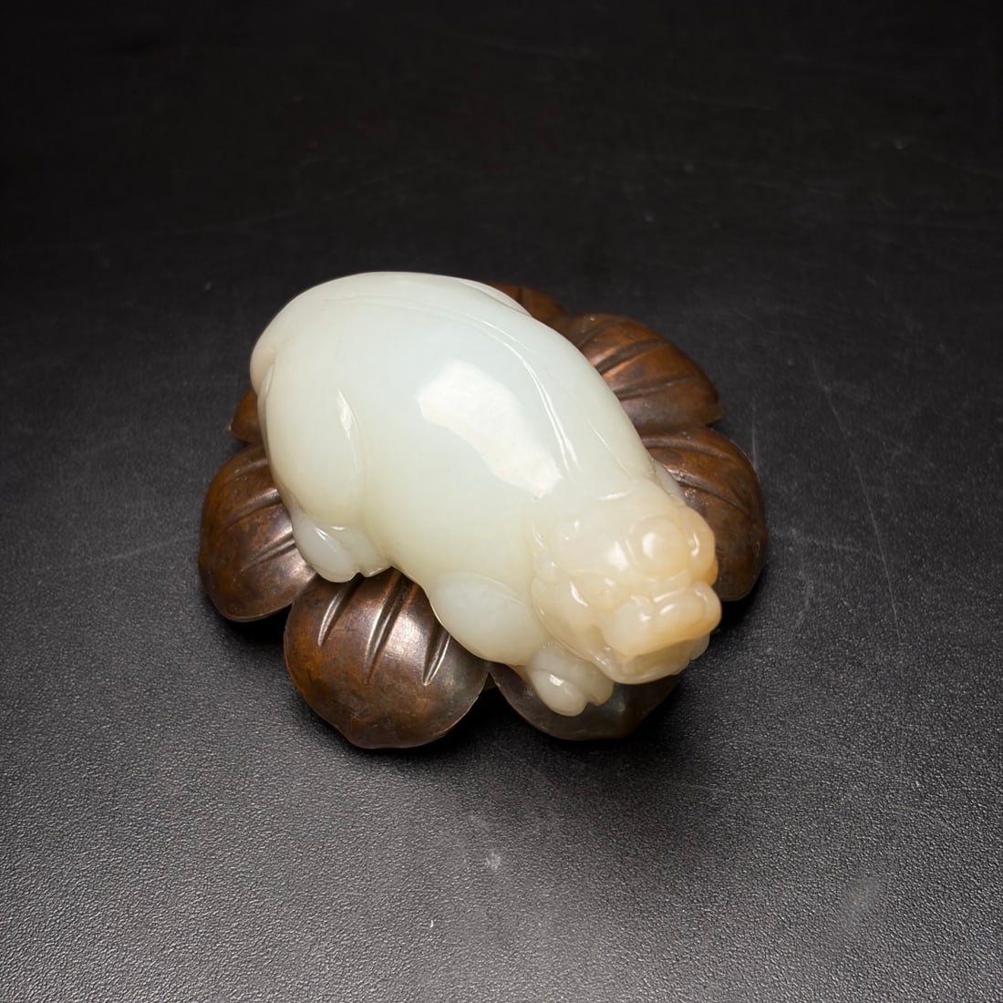 A Exquisite Hotan Jade Kylin Ornament: A Exquisite Hotan Jade Kylin Ornament,Han Dynasty, China,Size:2.2inx1.3inx1.1in, Weight:74g 和田玉貔貅摆件,中国汉代