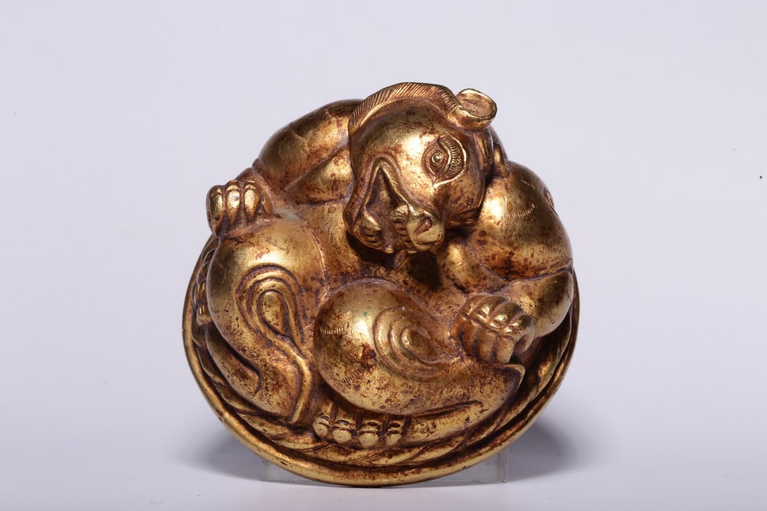 A Exquisite Gilt Bronze Bear Ornament: A Exquisite Gilt Bronze Bear Ornament,Han Dynasty, China,Size:2.4inx3.1in ,Weight:603g 铜鎏金熊摆件,中国汉代