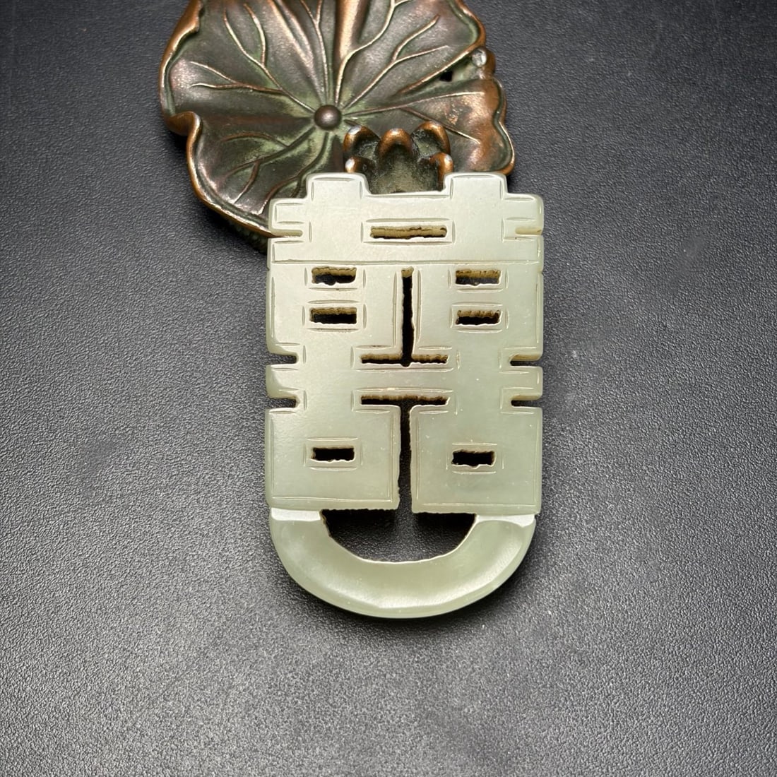 A Exquisite Hotan Jade Pendant: A Exquisite Hotan Jade Pendant,Qing Dynasty, China,Size:2.2inx1.4inx0.2in, Weight:28g 和田玉佩,中国清代