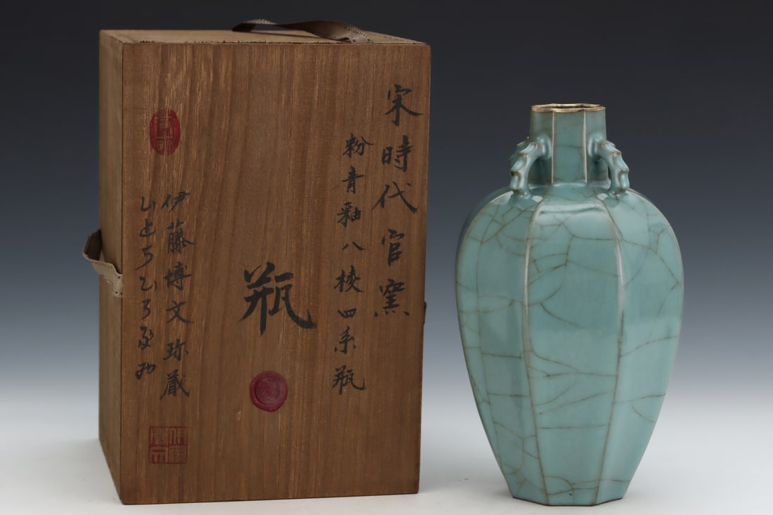 A Exquisite Guan yao Celadon Glazed Vase, with an Imperial Poem by Emperor Qianlong: A Exquisite Guan yao Celadon Glazed Vase, with an Imperial Poem by Emperor Qianlong,Song Dynasty, China,Size:10.2inx6.4in 官窑粉青釉瓶,带乾隆ô
