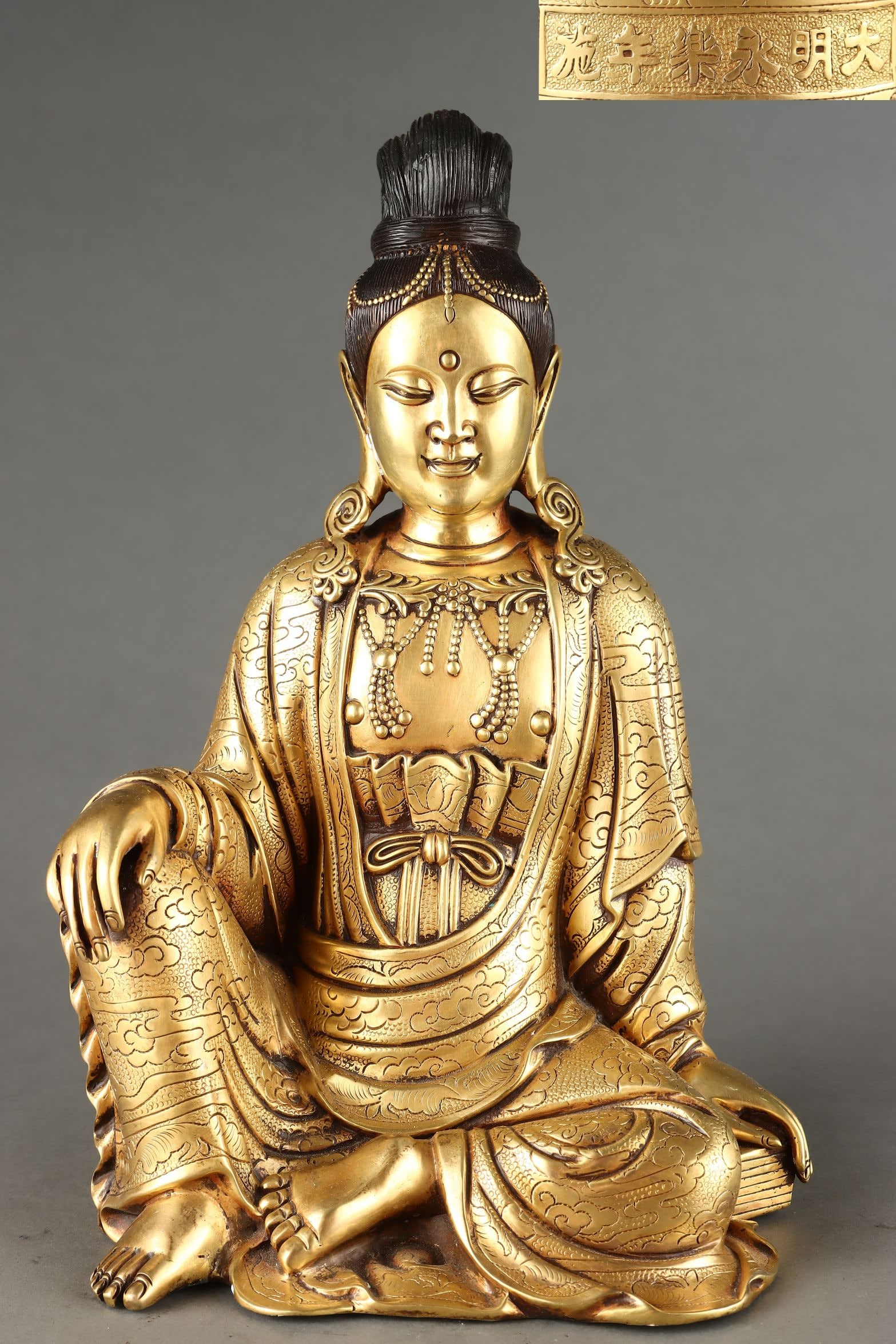 A Exquisite Gilt Bronze Statue of Avalokitesvara Ornament: A Exquisite Gilt Bronze Statue of Avalokitesvara Ornament,Ming Dynasty, China,Yongle Six-character Mark,Size:12.6inx8.3in ,Weight:7800g 紫铜鎏金观音摆件