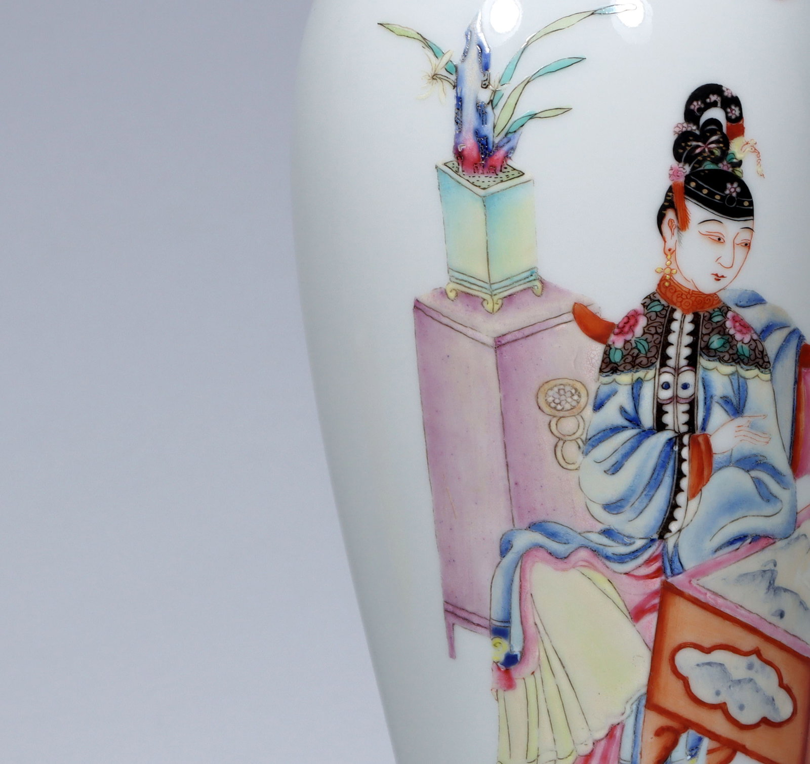 A Exquisite Famille-Rose Figures Pattern Vase - 5