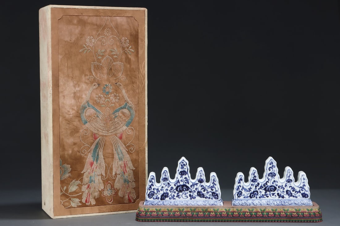 A Exquisite Blue and White Lotus Pattern Brush Holder: A Exquisite Blue and White Lotus Pattern Brush Holder,Ming Dynasty, China,Xuande Six-character Mark,Size:4.4inx7.1in 青花缠枝莲纹笔架,中国&#