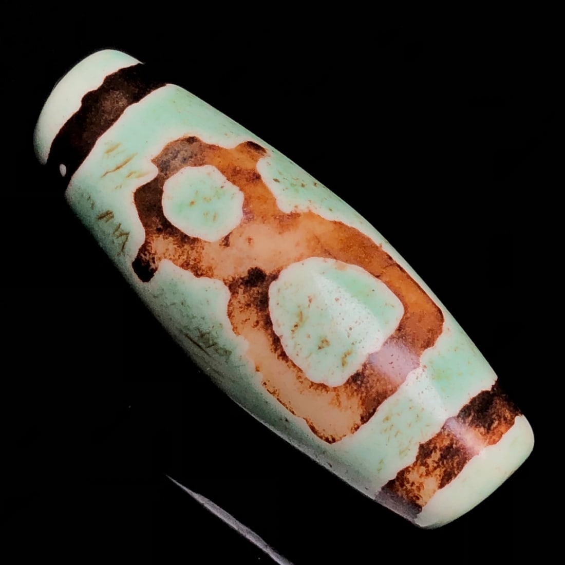 A Exquisite God of Wealth Dzi bead: A Exquisite God of Wealth Dzi bead,Qing Dynasty, China,Size:1.5inx0.6in,Weight:11.5g 财神天珠,中国清代