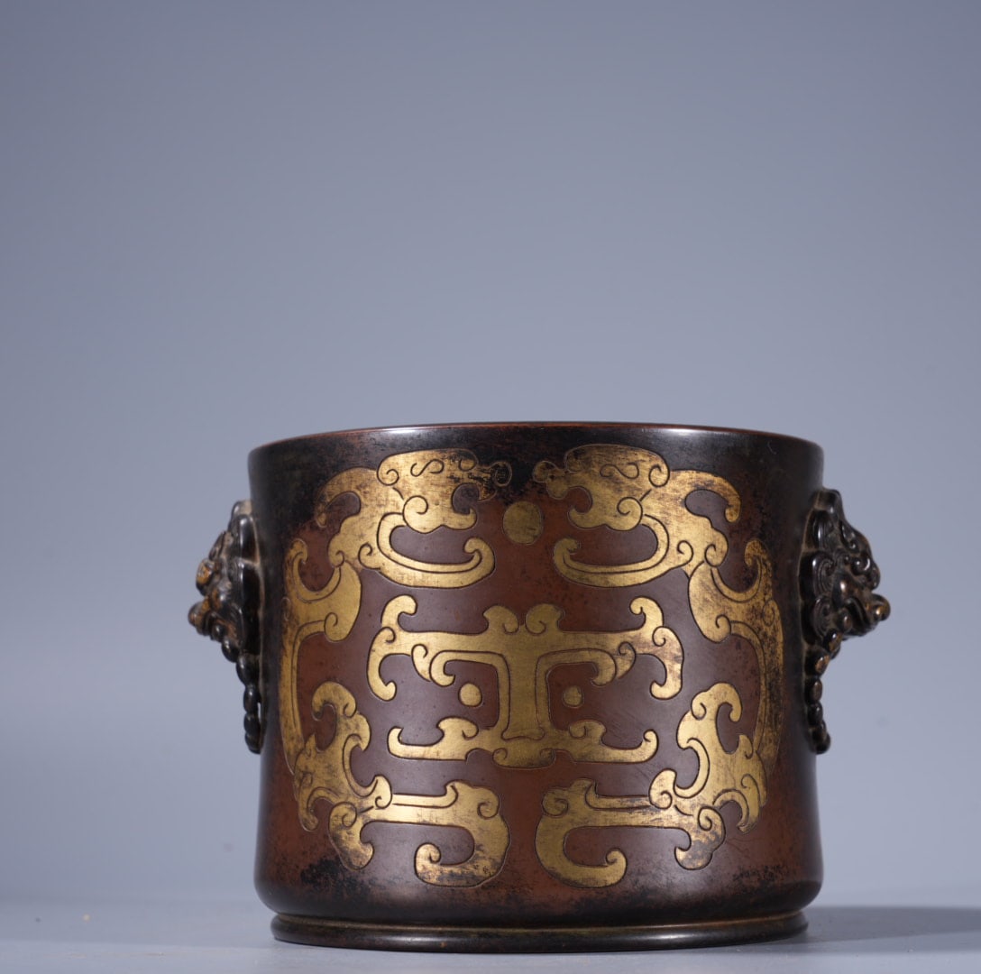 A Exquisite Gilt Bronze Dragon Pattern Lion-Ears Censer: A Exquisite Gilt Bronze Dragon Pattern Lion-Ears Censer,Ming Dynasty, China,With Mark,Size:4.1inx4.9in,Weight:2610g 紫铜鎏金龙纹狮耳炉,中