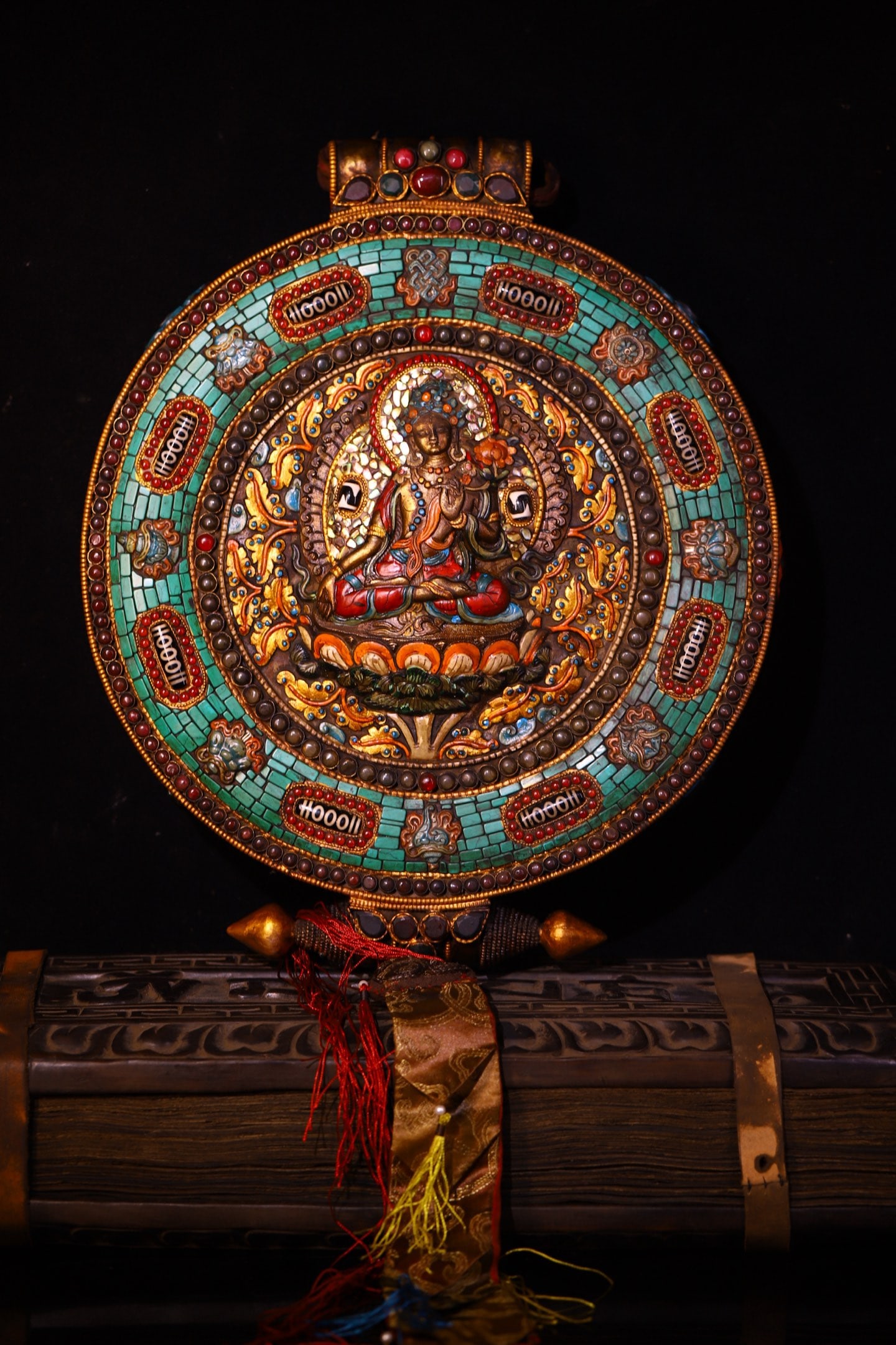 A Exquisite Coppery Inlaid Dzi bead Gems Box: A Exquisite Coppery Inlaid Dzi bead Gems Box,Qing Dynasty, China,Size:14.6inx12.6in,Weight:2060g 铜造镶嵌天珠宝石盒,中国清ߣ