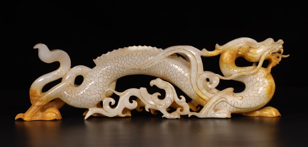 A Exquisite Hotan Jade Dragon Ornament: A Exquisite Hotan Jade Dragon Ornament,Han Dynasty, China,Size:12.4inx1.6inx3.7in,Weight:1103g 和田玉龙摆件,中国汉代