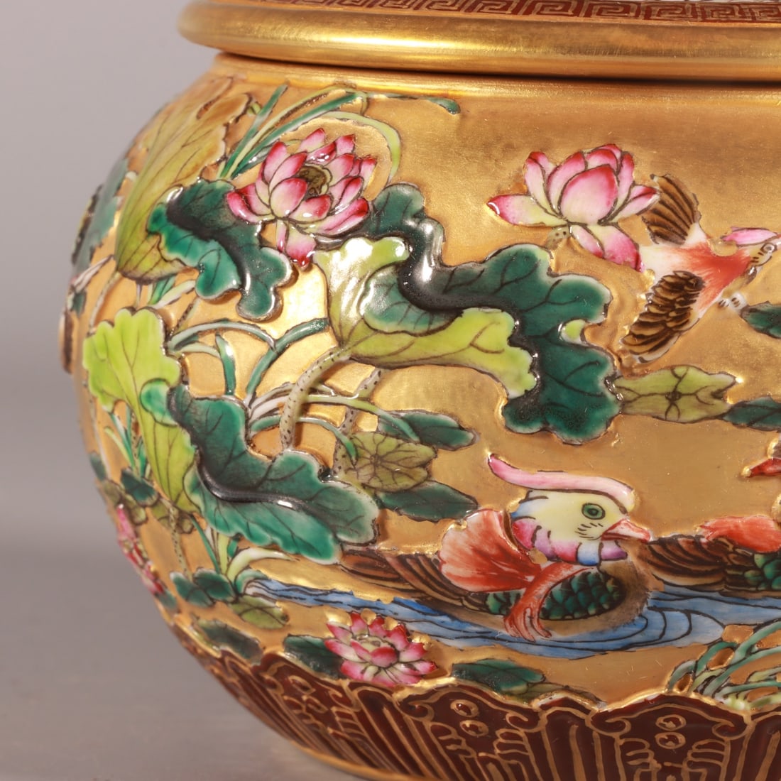 A Exquisite Enamel Carved Gold Ground Flower and Bird Pattern Jar - 2