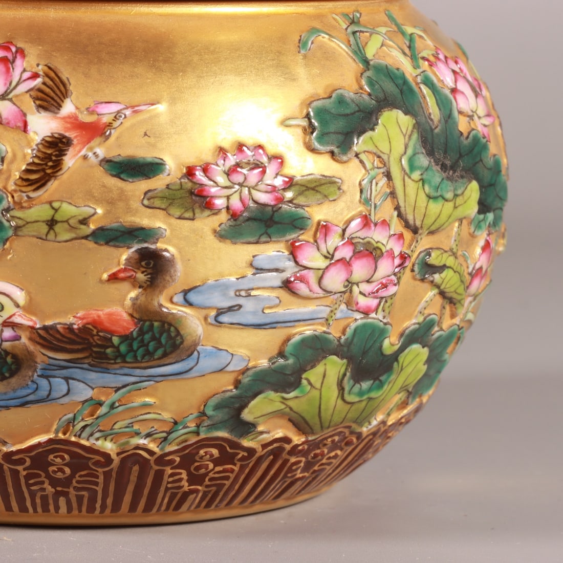 A Exquisite Enamel Carved Gold Ground Flower and Bird Pattern Jar - 3