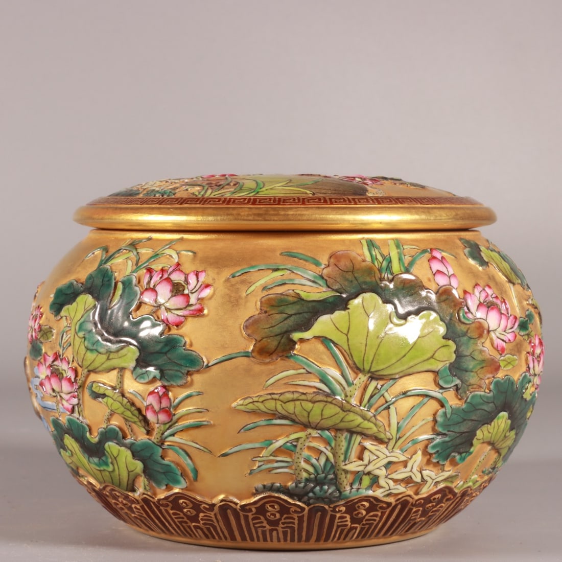 A Exquisite Enamel Carved Gold Ground Flower and Bird Pattern Jar - 4