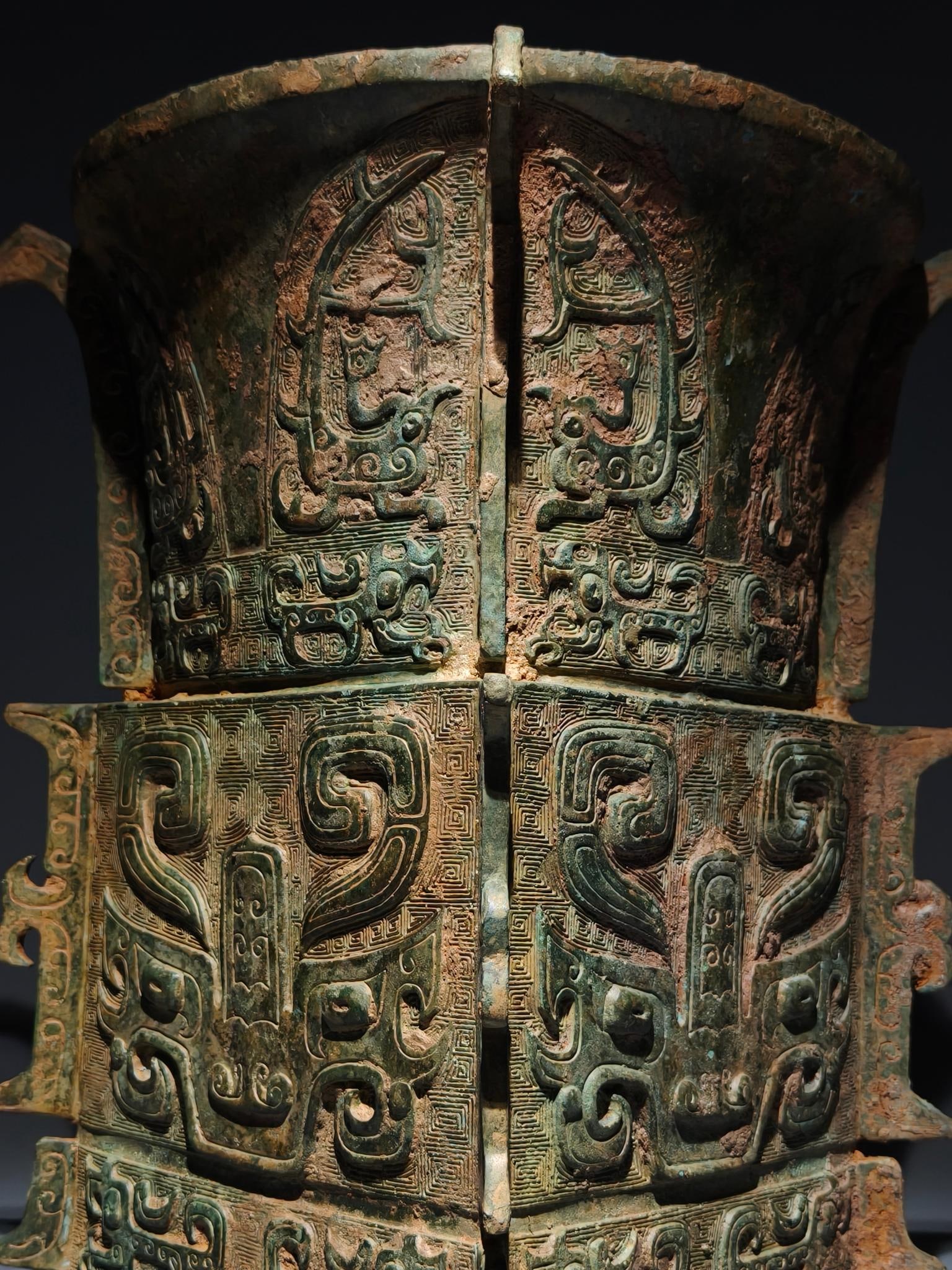 A Exquisite Bronze Beast-Face Pattern Vase - 4