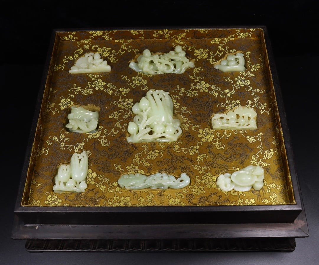 A Set of Exquisite Hotan Jade Buddha's Hand Ornament: A Set of Exquisite Hotan Jade Buddha's Hand Ornament,Qing Dynasty, China,Size:17.7inx17.7inx7.9in 一套和田玉佛手摆件,中国清É