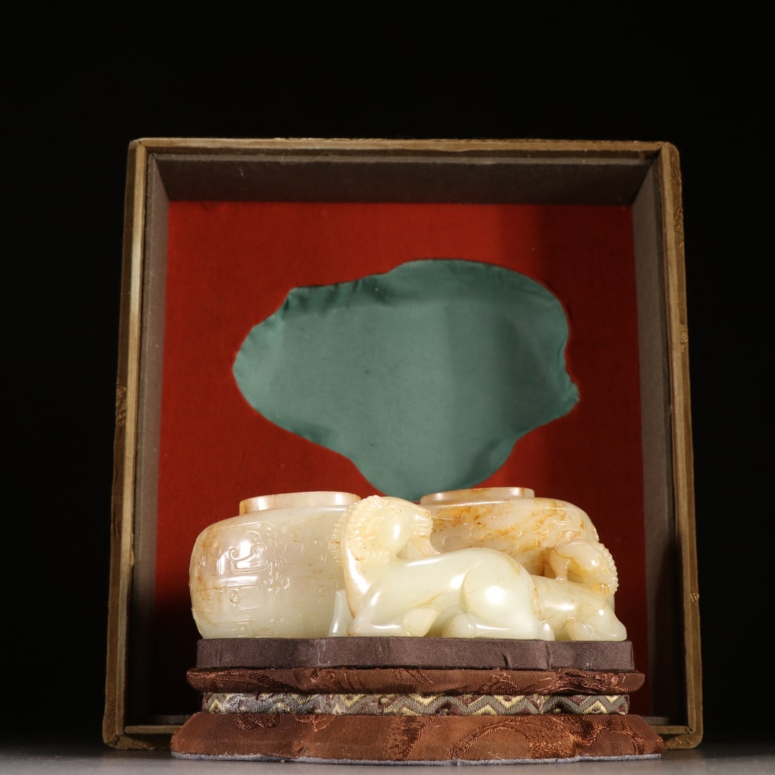A Exquisite Hotan Jade Sheep Water Pot: A Exquisite Hotan Jade Sheep Water Pot,Qing Dynasty, China,Size:4.8inx2in,Weight:470g 和田玉羊水盂,中国清代