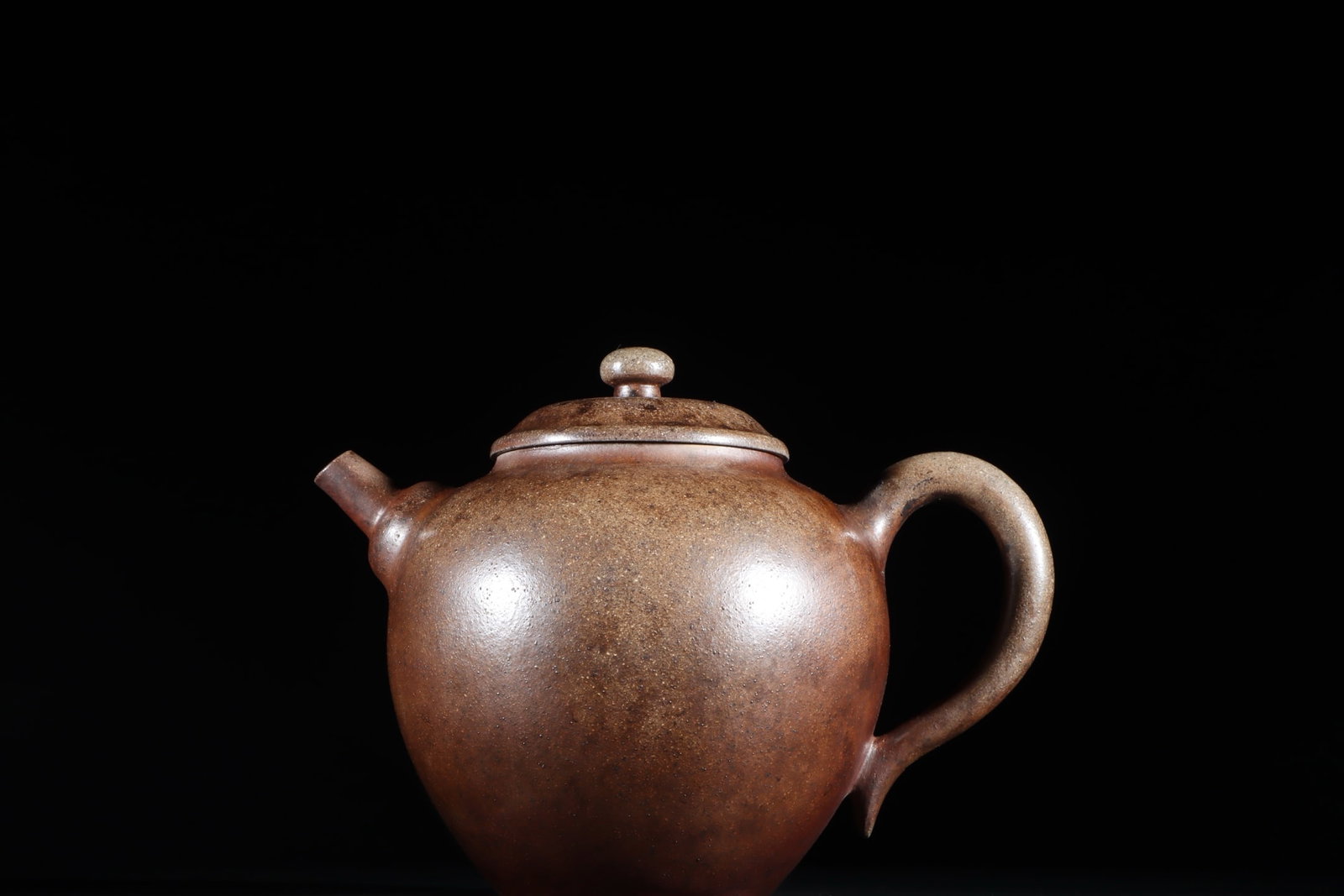 A Exquisite Purple Sands Ewer: A Exquisite Purple Sands Ewer,Qing Dynasty, China,With Mark,Size:4.8inx6.4in 紫砂圆壶,中国清代,带款