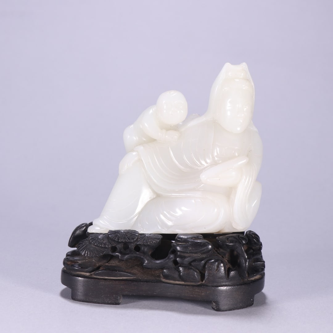 A Exquisite Hotan Jade Statue of Avalokitesvara Ornament: A Exquisite Hotan Jade Statue of Avalokitesvara Ornament,Qing Dynasty, China,Size:3inx2.8in,Weight:198.5g 和田玉观音摆件,中国清代