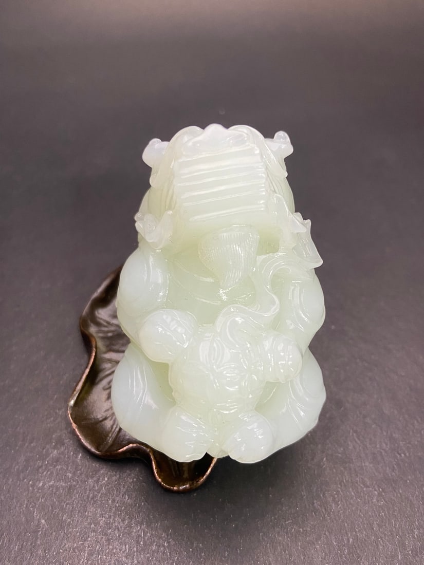 A Exquisite Hotan Jade Lion Handheld Carving: A Exquisite Hotan Jade Lion Handheld Carving,Ming Dynasty, China,Size:2.6inx1.8inx2in ,Weight:213g 和田玉狮手把件,中国明代