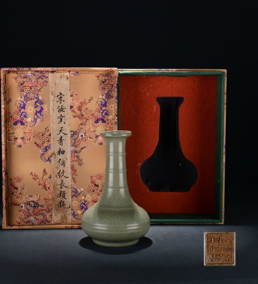 A Exquisite Ru yao Sky Blue Glazed string pattern Vase: A Exquisite Ru yao Sky Blue Glazed string pattern Vase,Song Dynasty, China,With Mark,Size:8.9inx5.5in 汝窑天青釉弦纹瓶,中国宋代,