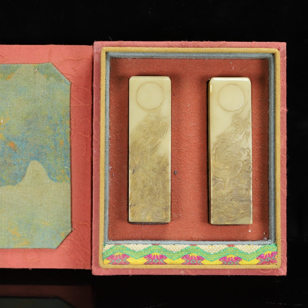 A pair of Exquisite Shoushan Stone Dragon and Phoenix Pattern Seal: A pair of Exquisite Shoushan Stone Dragon and Phoenix Pattern Seal,Qing Dynasty, China,With Mark,Size:4.3inx1.2inx1.5in,Weight:517g 一对寿山石龙凤纹