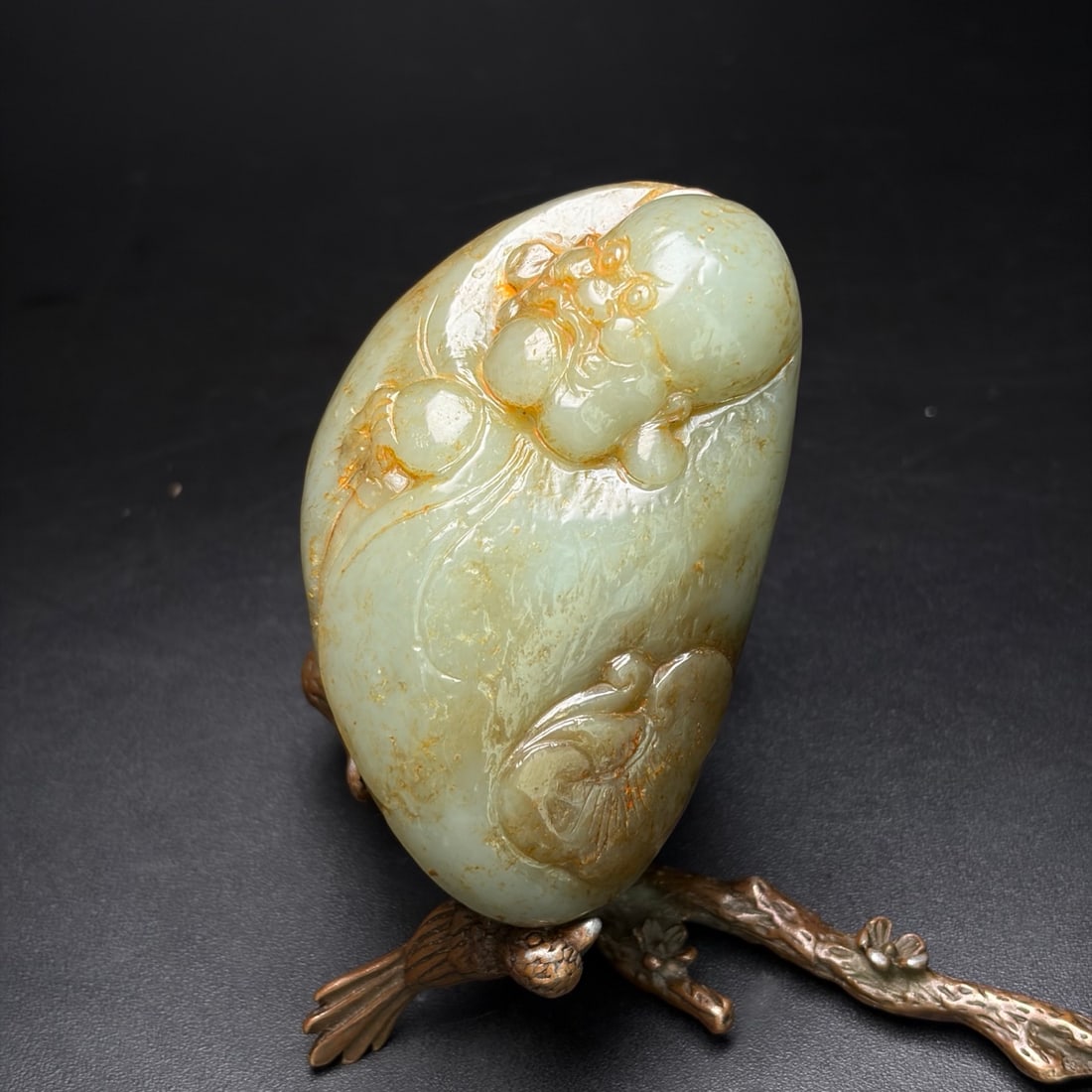 A Exquisite Hotan Jade Buddha statue Ornament: A Exquisite Hotan Jade Buddha statue Ornament,Qing Dynasty, China,Size:2.9inx1.8inx1.2in, Weight:151g 和田玉佛摆件,中国清代