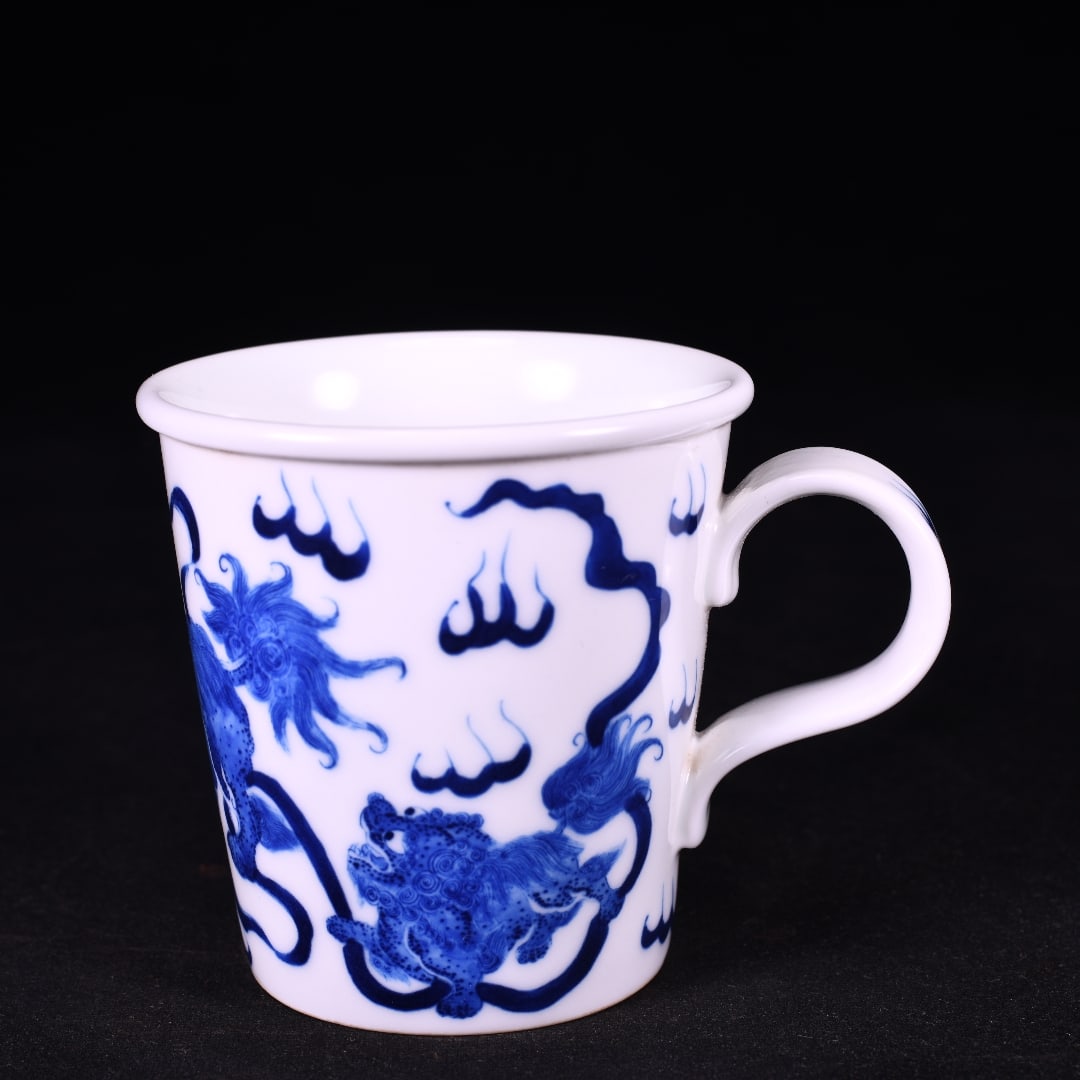 A Exquisite Blue and White Lion Pattern Cup: A Exquisite Blue and White Lion Pattern Cup,Qing Dynasty, China,Size:3.5inx4.9in 青花狮纹杯,中国清代