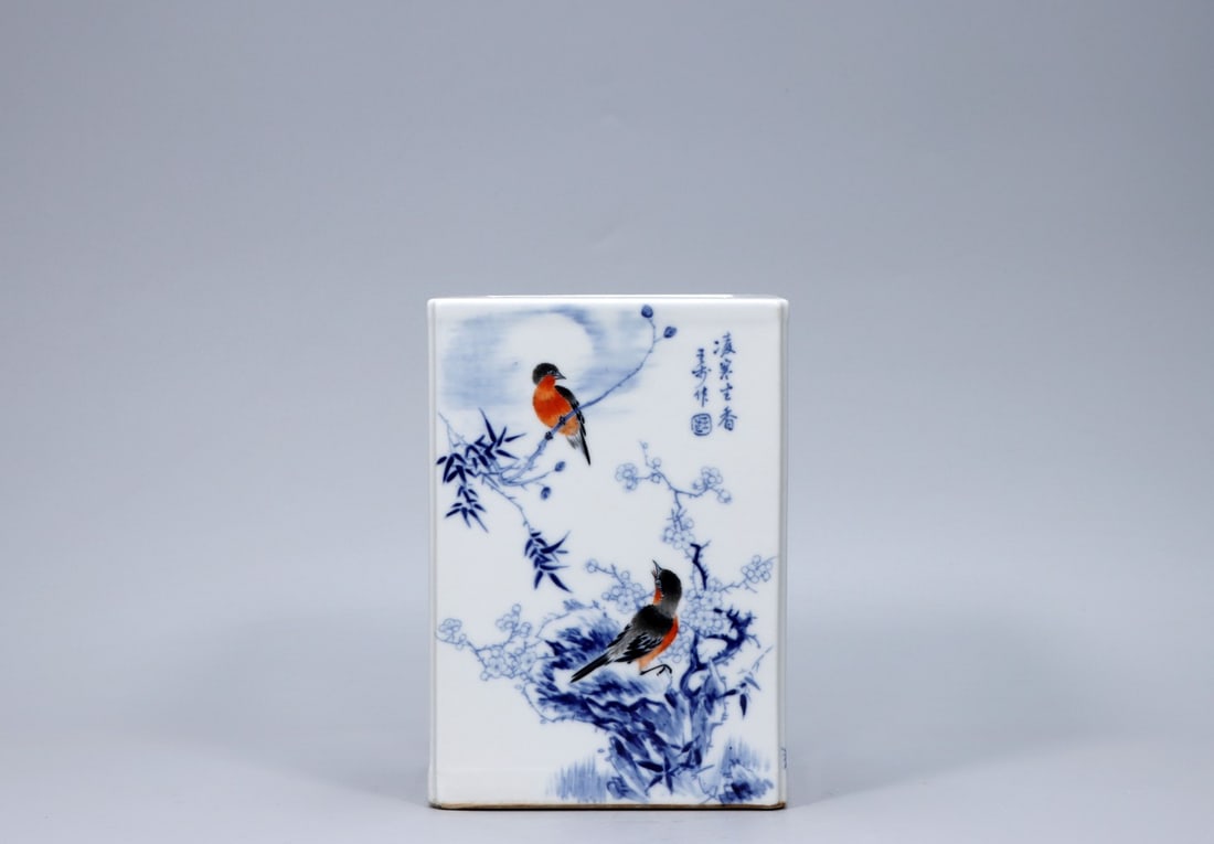 A Exquisite Blue and White Flower and Bird Pattern Brush Pot: A Exquisite Blue and White Flower and Bird Pattern Brush Pot,Republic of China,With Mark,Size:7.2inx5.1in,Weight:1821g 青花花鸟纹笔筒,民国,带