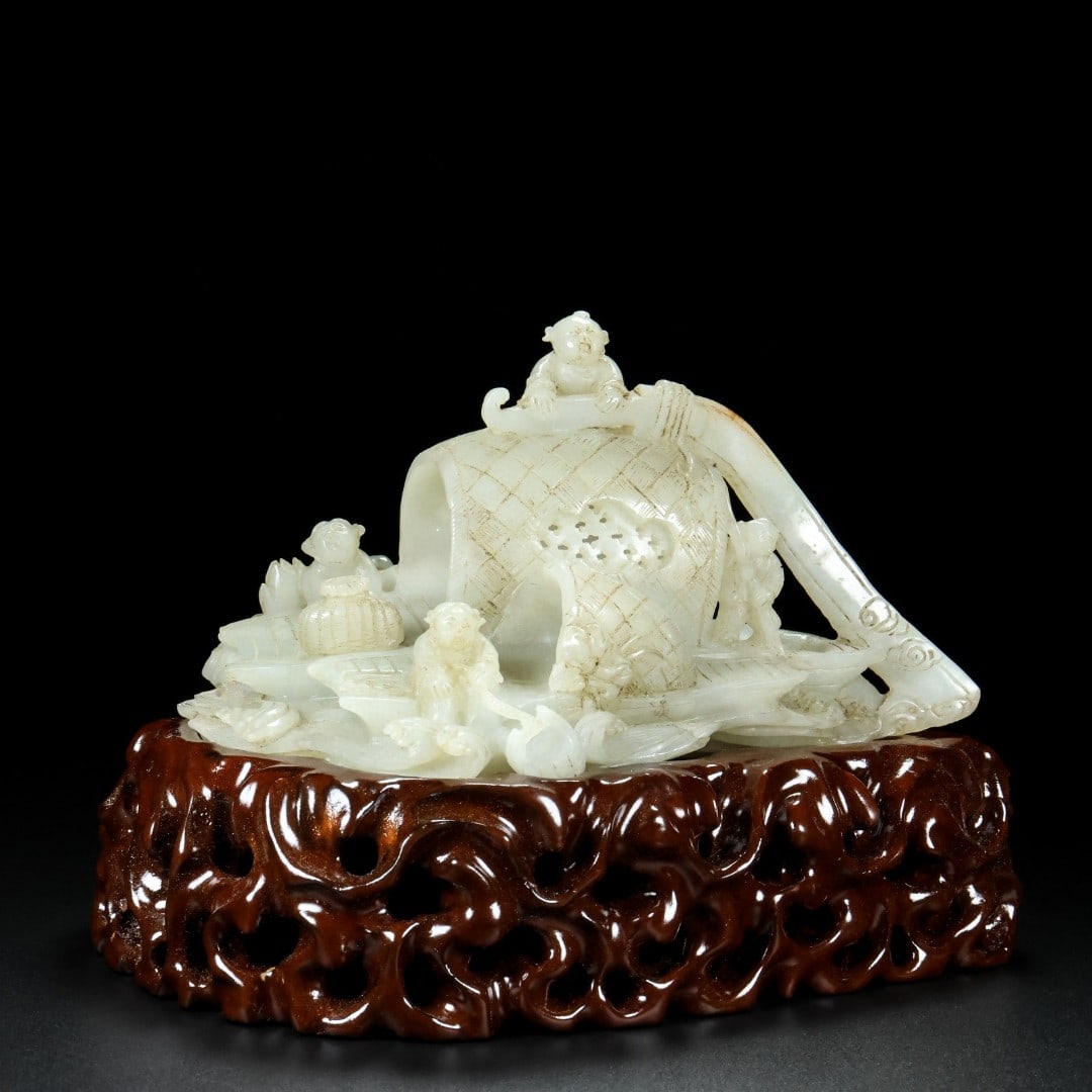 A Exquisite Hotan Jade Figures Ornament: A Exquisite Hotan Jade Figures Ornament,Qing Dynasty, China,Size:9.1inx5.1inx5.1in ,Weight:1323g 和田玉人物摆件,中国清代
