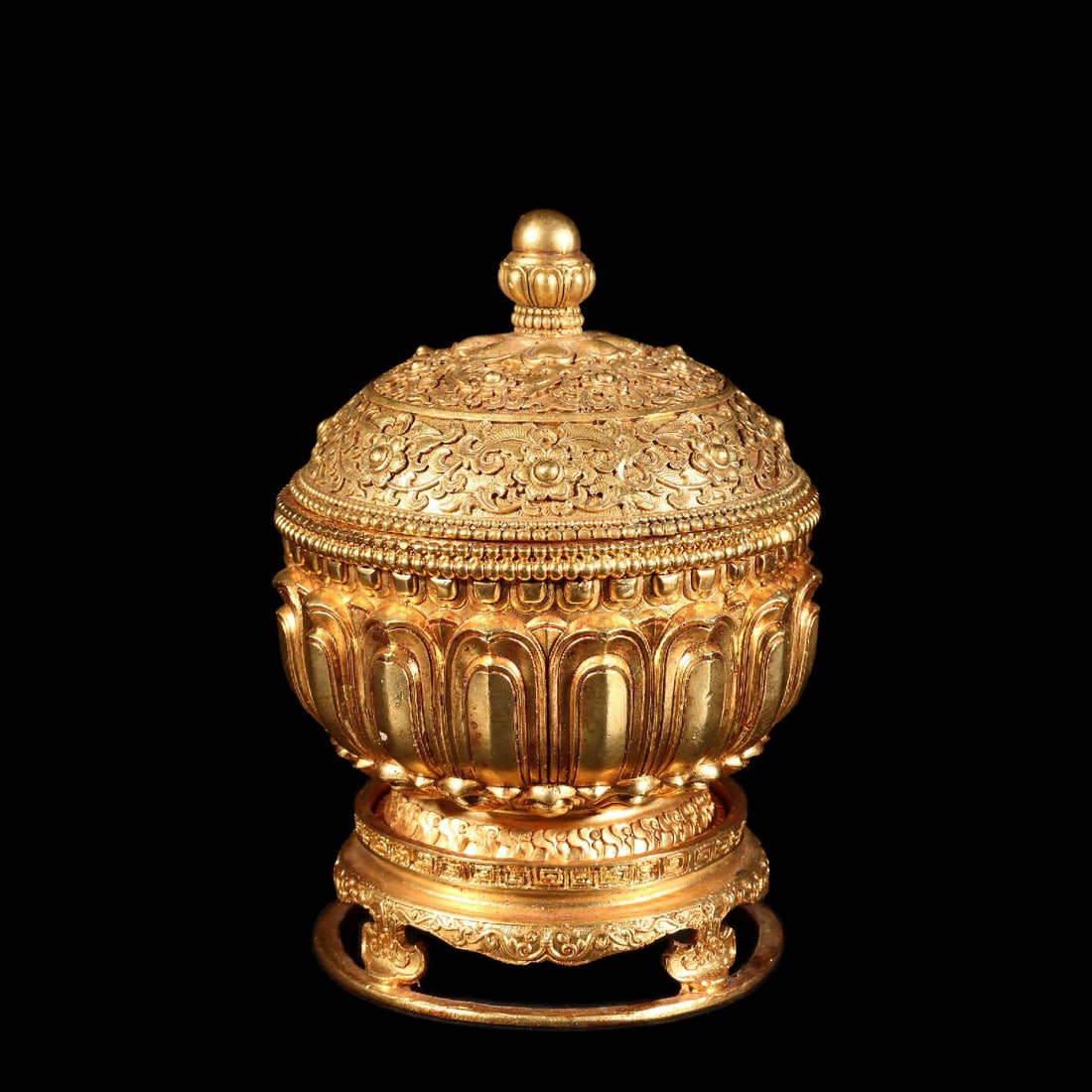 A Exquisite Gilt Bronze Jar: A Exquisite Gilt Bronze Jar,Qing Dynasty, China,Size:4.7inx4.7inx7.1in,Weight:1391g 铜鎏金罐,中国清代