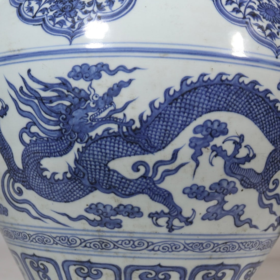 A Exquisite Blue and White Dragon Pattern Beast-Ears Jar - 8