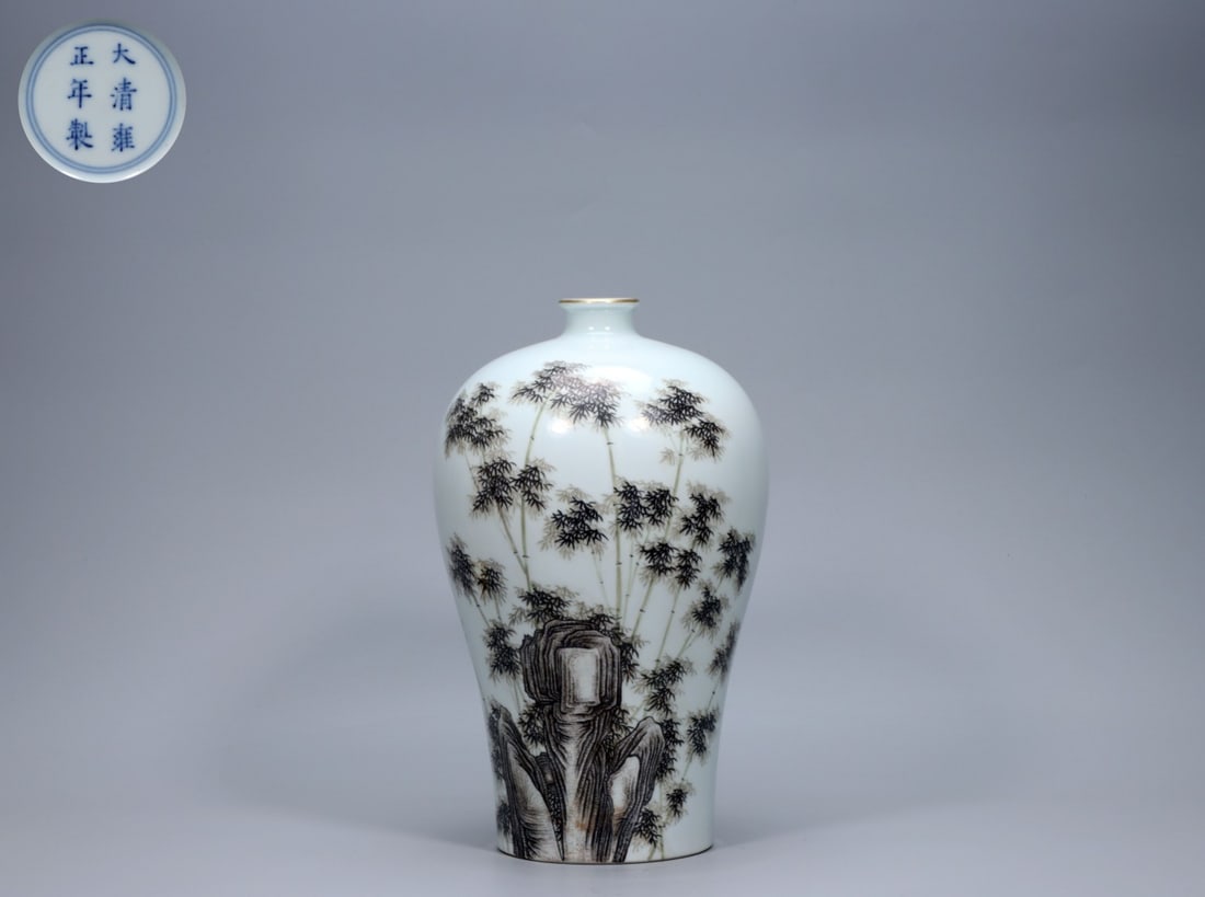 A Exquisite Ink Color Painted Gold Bamboo Pattern Vase: A Exquisite Ink Color Painted Gold Bamboo Pattern Vase,Qing Dynasty, China,Yongzheng Six-character Mark,Size:12.3inx1.8inx7.3inx4.9in,Weight:2565g 墨彩描金竹纹ī