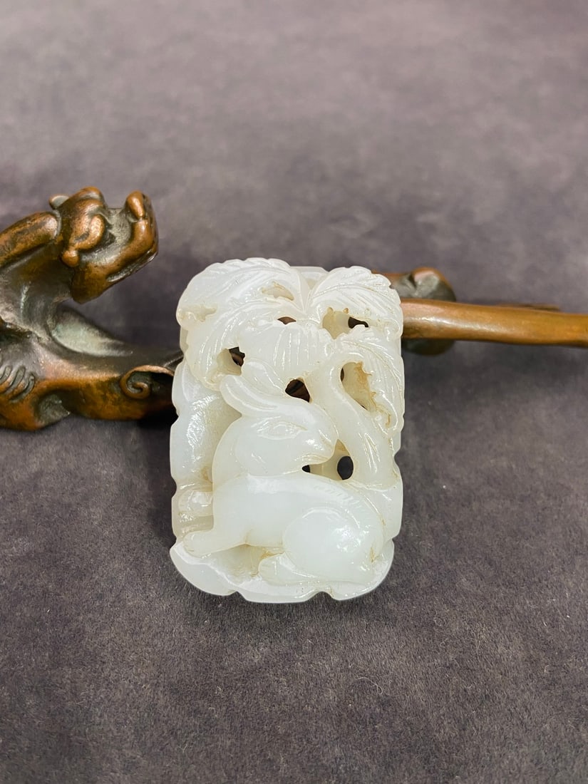 A Exquisite Hotan Jade Rabbit pendant: A Exquisite Hotan Jade Rabbit pendant,Ming Dynasty, China,Size:1.7inx1.2inx0.5in ,Weight:26g 和田玉兔玉佩,中国明代