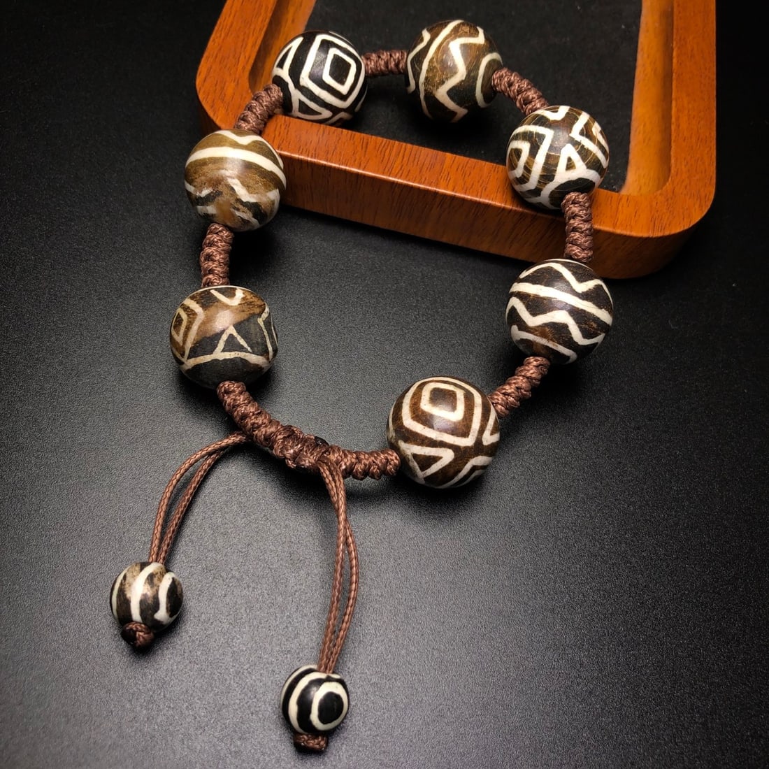 A Exquisite Dzi bead Bracelets (1 of 9)