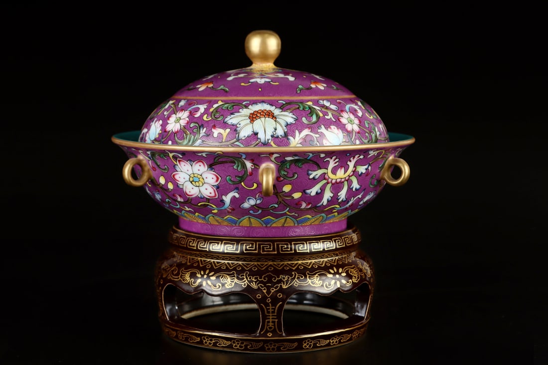 A Exquisite Aubergine Glaze Lotus Pattern Box: A Exquisite Aubergine Glaze Lotus Pattern Box,Qing Dynasty, China,Qianlong Six-character Mark,Size:8inx7.9in 茄皮紫釉缠枝莲纹盒,中国&#