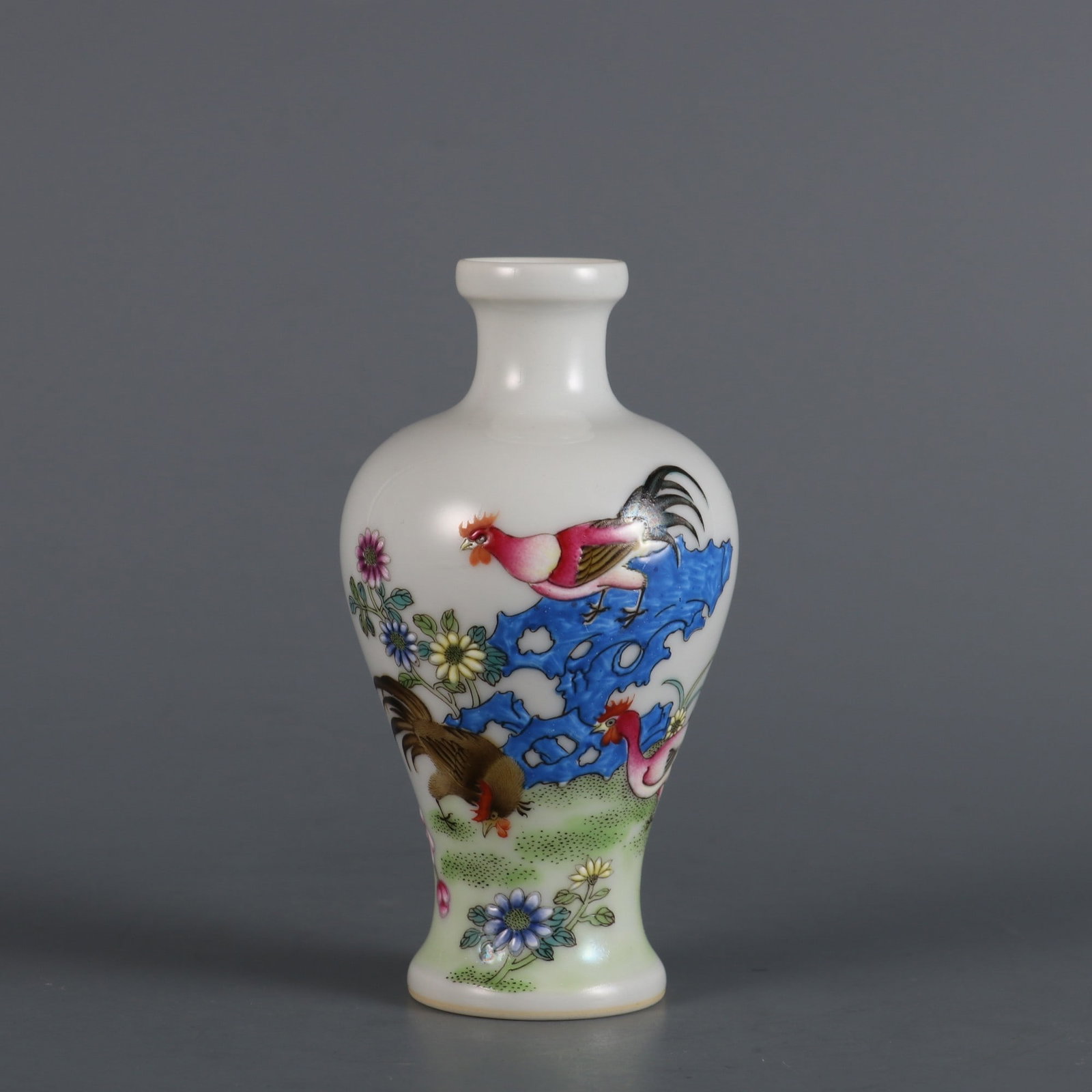 A Exquisite Famille-Rose Flower and Bird Pattern Vase: A Exquisite Famille-Rose Flower and Bird Pattern Vase,Qing Dynasty, China,Qianlong Four-character Mark,Size:4.3inx2.2inx0.9in